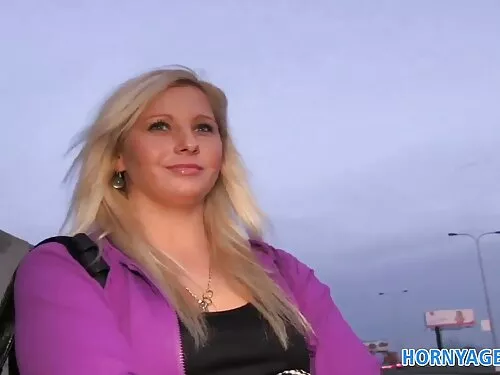 Trapi blondinė dejuo ...