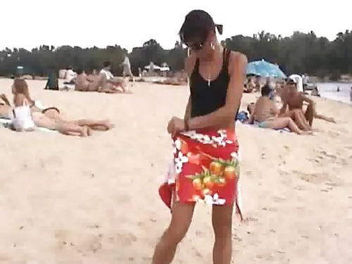 Apkūni mergina su bi ...