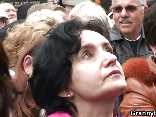Vaikinas ant suoliuk ...